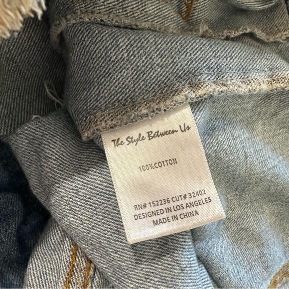 The Style Between Us women's oversized medium distressed jean jacket - Picture 4 of 4